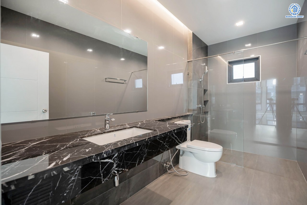 บ้านมือสองตกแต่งใหม่ โครงการ กฤษดานคร20 ปิ่นเกล้า-บรมราชชนนี บ้านหลังมุม ติดทะเลสาบ บนเนื้อที่กว้างมากถึง 238 ตร.ว. ตกแต่งด้วยวัสดุเกรดพรีเมี่ยม ฟังก์ชัน 5 ห้องนอน 6 ห้องน้ำ 1 ห้องอเนกประสงค์ 4 ที่จอดรถ พร้อมทั้งเปลี่ยนระบบไฟฟ้า สุขาภิบาล ทำเลศักยภาพ ติดถนนบรมราชชนนี ใกล้มหาวิทยาลัยมหิดล และเพียง 10 นาทีถึงเซ็นทรัล ปิ่นเกล้า